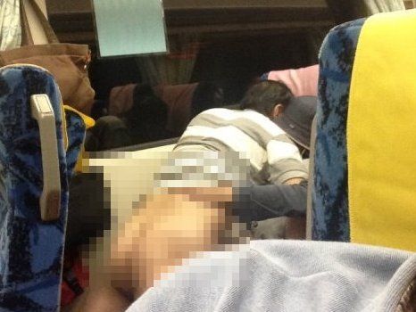 台铁一对中年情侣,男方脱裤压在女方身上。(图片来自台媒)