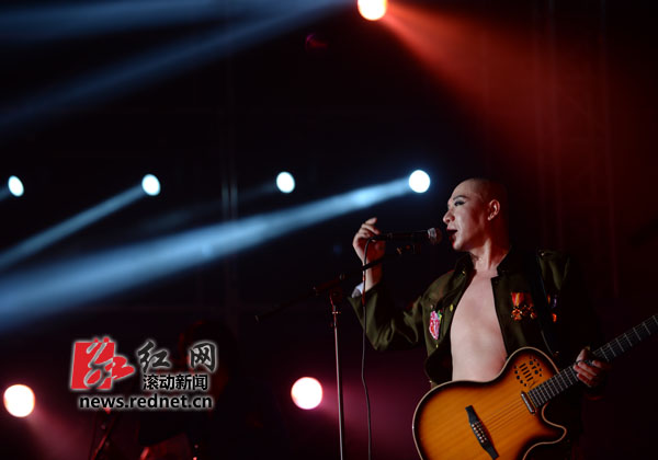 <em>穿红内裤</em>的妖娆<em>男子</em>,橘洲爱你_新闻频道_红网