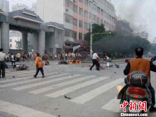 广西桂林一小学门口发生爆炸造成人员伤亡（图）