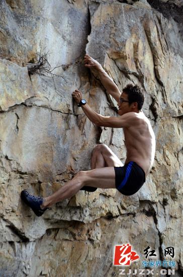 亚洲&ldquo;蜘蛛人&rdquo;徒手成功攀爬张家界宝峰湖水上岩壁