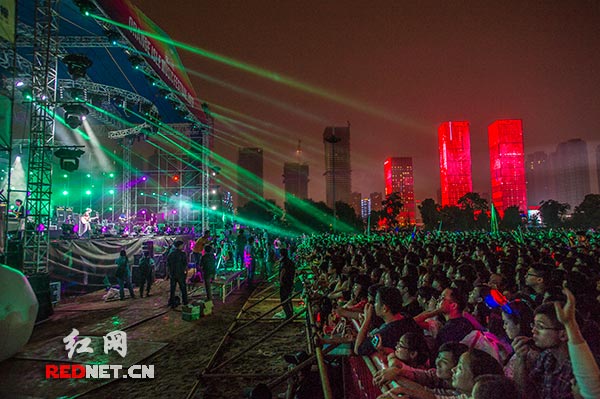 橘洲音乐节落幕 迪克牛仔经典老歌压轴(组图)