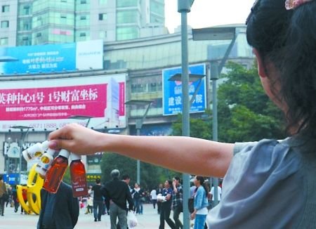 陈静出示自己使用的丰乳产品 记者 郑三波 摄