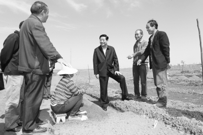 5月10日，赵正永在蓝田县玉山镇杨寨村调研，了解核桃栽植、技术服务和土地流转等情况。