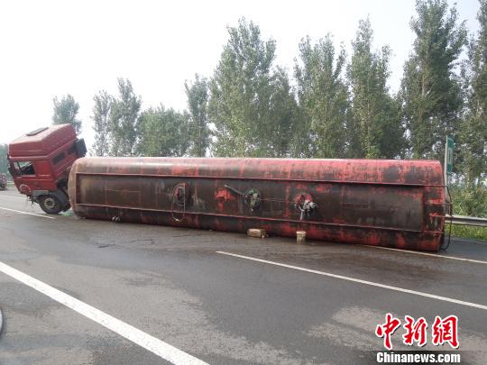 满载30吨柴油车高速路侧翻泄漏未有人员伤亡（图）