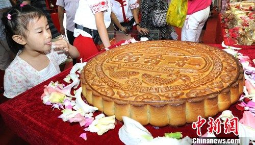 资料图:20公斤重的五仁大月饼中新社发邹宪摄