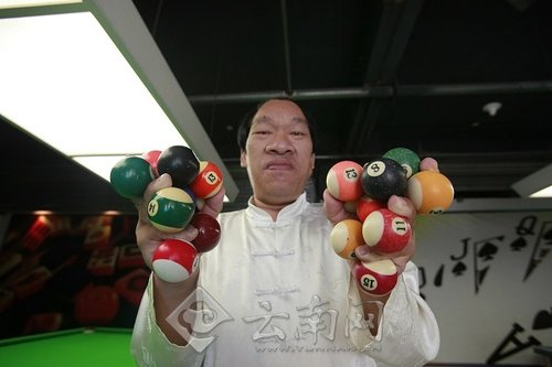 男子双手能抓18个台球 自称苦练8年终成绝活