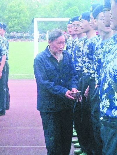 老人军训队伍中行乞