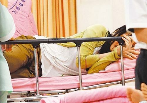 谢女被港籍男友劈腿,轻生被救起后全身瘫软在病床上。台湾媒体