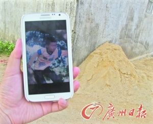 在这个校门外的墙角,小南(手机图片上的孩子)停止了呼吸。