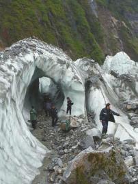 9月11日，海螺沟景区工作人员在冰川上进行搜救。