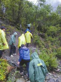 海螺沟工作人员在森林搜救。