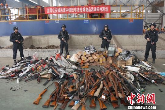 常州警方销毁一批管制器具枪支刀具入炉成废铁