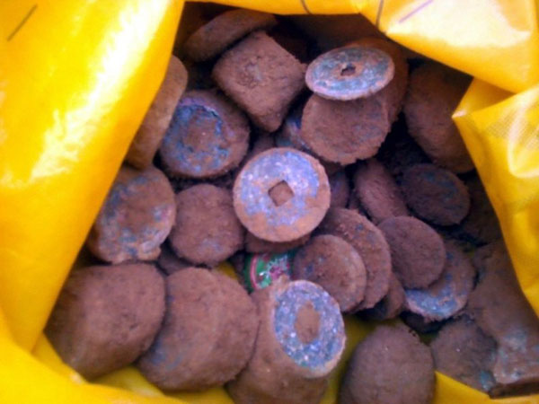 2013年9月10日,河南西平县,附近村民男女老少齐上阵挖古币。近日,南水北调支线工程驻马店西平县人和乡段工程施工后,当地村民在挖出的泥土中发现大量古代铜钱,消息一经传开,附近几个村庄的上百名村民纷纷前往,有的甚至一家老小,连夜前去挖宝。(来源:光明网)