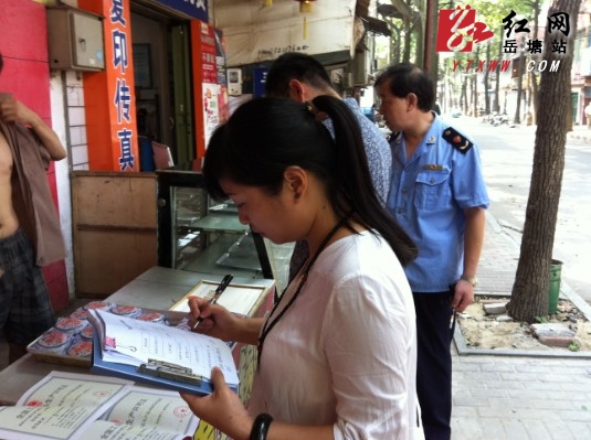 岳塘多部门整治湘潭传统老街