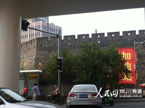 红绿灯“失明”,路口拥堵。(记者李平摄)