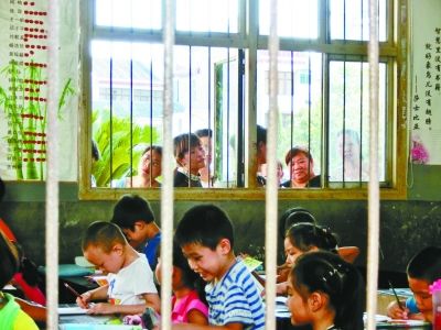 孩子回到老校区上学安全不安全？不放心的家长们尾随而至