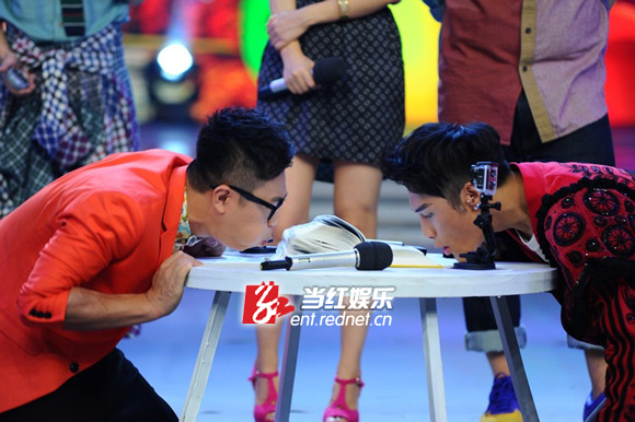 大鹏首登《快乐大本营》遇谢娜回归 自爆与舞