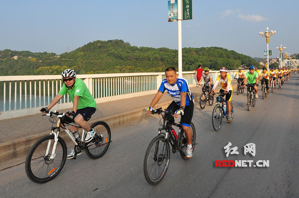 13日下午，环湘自行车赛车手骑行140公里之后抵达怀化沅陵。