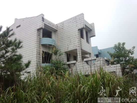 莲花洞铁佛寺附近别墅(央广网记者 吴喆华 摄)