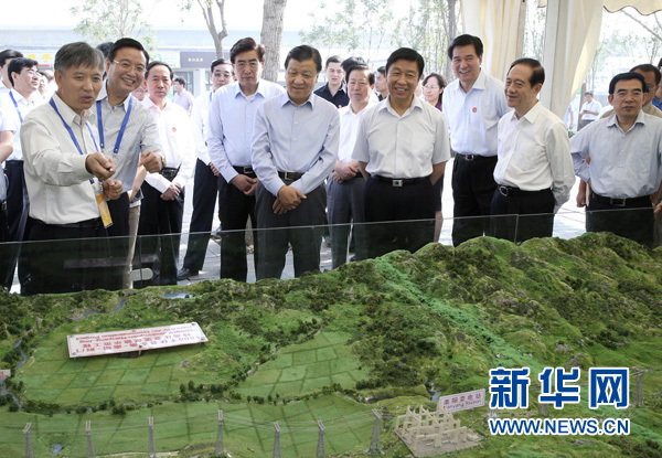 9月14日,中共中央政治局常委、中央书记处书记刘云山在北京园博园,同首都群众一起参加全国科普日北京主场活动。新华社记者庞兴雷摄