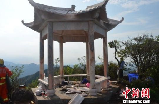 被强雷击中的亭子。何蒋勇摄