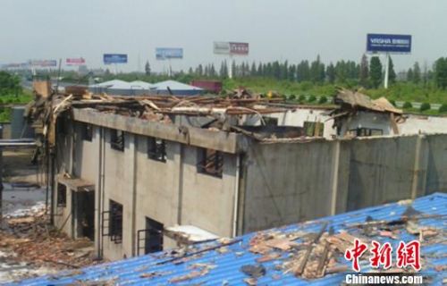 图为网友在微博上发布的爆炸事故现场。微博网友@T车行道0575摄