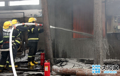 河南一非法洗油厂起火后爆炸液化气旁放氧气瓶