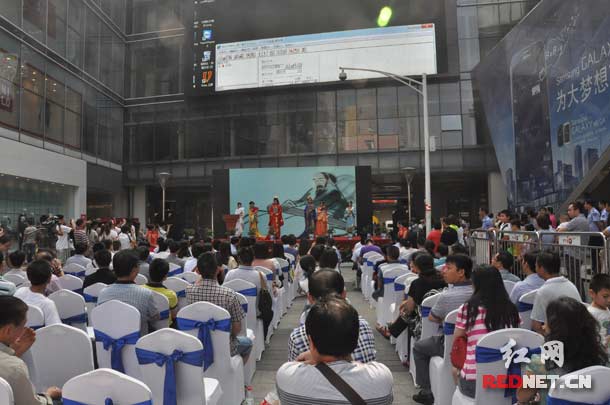 2013年长沙·天心文化新区推介暨贾谊纪念邮票全国首发式在贾谊故居仅一路之远的中信悦方前坪举行。