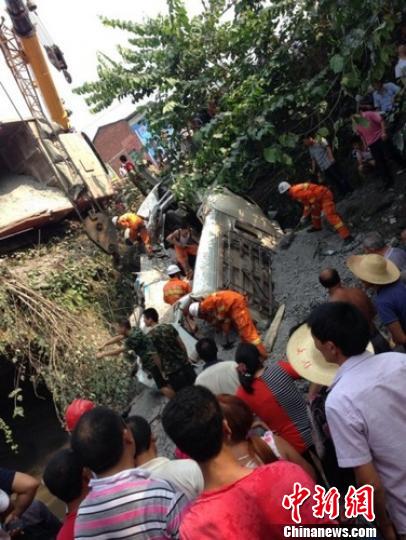 事故救援现场。　汤俊杰　摄