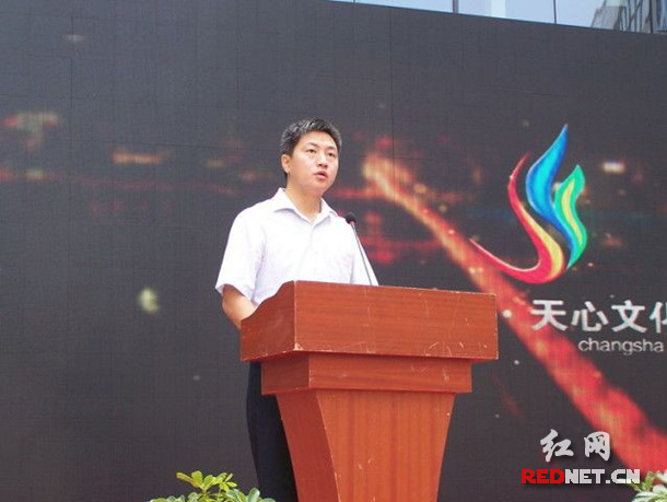 长沙市天心区委书记曾超群在致辞中表示:贾谊纪念邮票的成功发行,为外界熟知贾谊,了解长沙,认识天心搭建了桥梁和纽带,必将有力推动天心文化新区的建设。