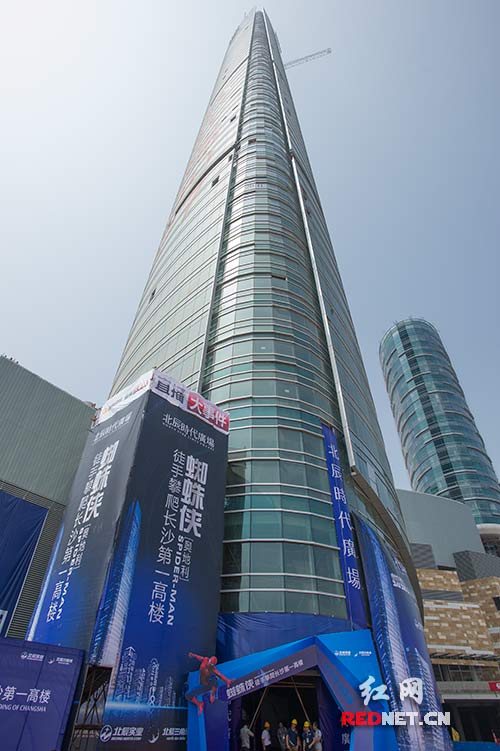 19月15日上午,奥地利蜘蛛侠凯米特即将挑战徒手攀登的长沙北辰时代广场写字楼。