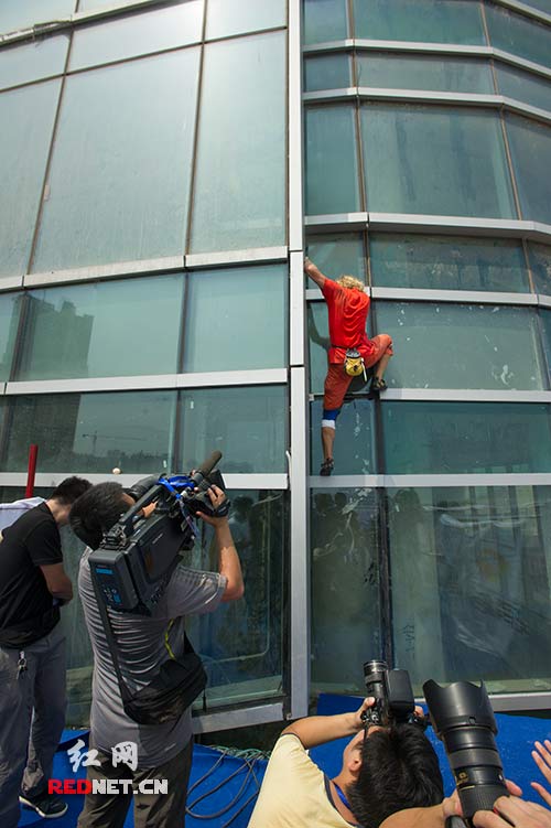 211点30分,在众多目光的注视下,凯米特在北辰时代广场写字楼外墙的玻璃幕墙上开始攀爬。