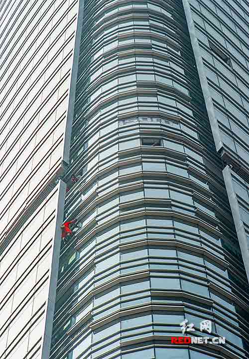 3在268米高的北辰时代广场写字楼外墙攀爬的凯米特。