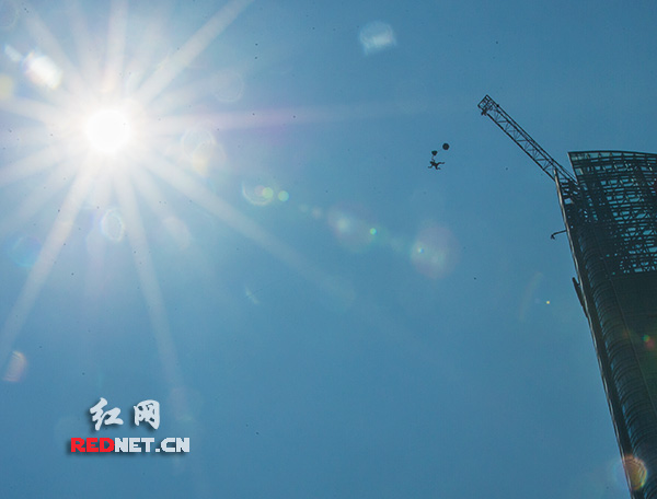 12点42分,攀上北辰时代广场写字楼顶的凯米特纵身跳下,开始挑战超低空降落。