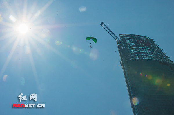 5秒钟内,凯米特的降落打开。