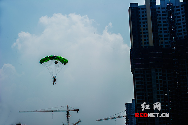 凯米特操纵着降落伞在长沙城北的楼宇间徐徐下降。