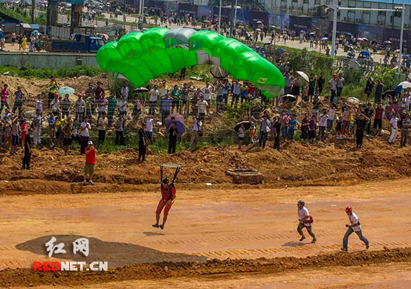 凯米特即将落地的瞬间。