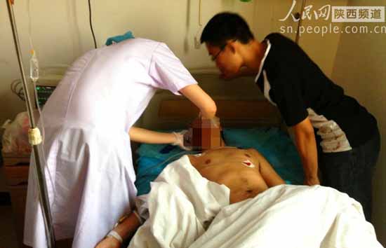 医生正在为小任做手术前的检查。李志强/摄