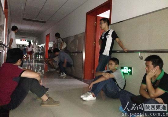 小任的同学都在病房门外守候着。李志强/摄