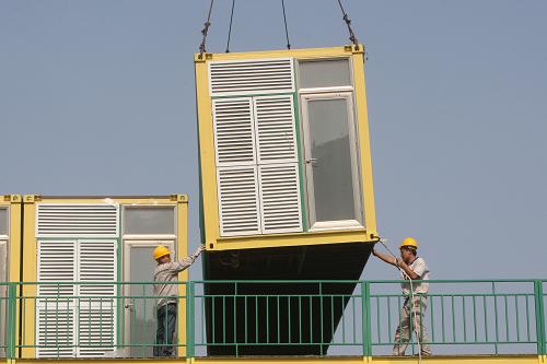 　9月14日，在烟台市莱山区朱雀山生态旅游度假区，施工人员在吊装集装箱。新华社发（申吉忠 摄）