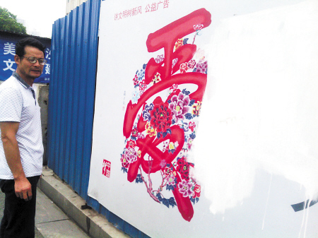 五一大道一处工地,围挡上的公益广告被涂写上百字,工作人员只好用白色涂料“遮丑”。
