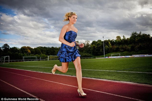 德国长腿美女茱莉亚（Julia Plecher）用14.531秒穿高跟鞋跑完了100米。