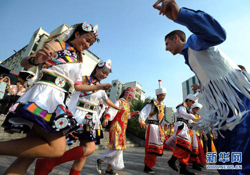  2013年9月15日 宜昌：中美学生以“舞”会友。9月15日，美国犹他州立山谷大学国标舞团的成员在三峡大学进行表演。当日，美国犹他州立山谷大学国标舞团来到三峡大学，与中国大学生交流舞蹈文化。这是第九届中国国际民间艺术节的一部分。以“发展民间艺术，促进友谊和平”为主题的第九届中国国际民间艺术节于9月14日至25日在湖北宜昌举行。来自13个国家的艺术团体将进行巡演，并与当地民间艺术团开展交流联欢活动。新华社记者 肖艺九 摄 