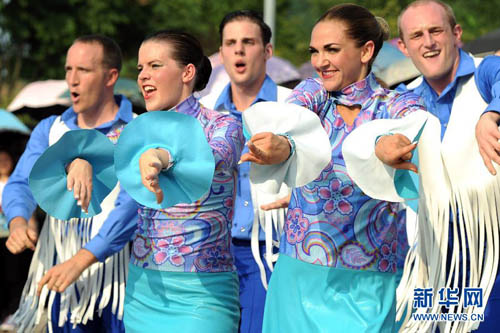  2013年9月15日 宜昌：中美学生以“舞”会友。9月15日，美国犹他州立山谷大学国标舞团的成员在三峡大学进行表演。当日，美国犹他州立山谷大学国标舞团来到三峡大学，与中国大学生交流舞蹈文化。这是第九届中国国际民间艺术节的一部分。以“发展民间艺术，促进友谊和平”为主题的第九届中国国际民间艺术节于9月14日至25日在湖北宜昌举行。来自13个国家的艺术团体将进行巡演，并与当地民间艺术团开展交流联欢活动。新华社记者 肖艺九 摄 