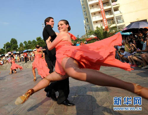  2013年9月15日 宜昌：中美学生以“舞”会友。9月15日，美国犹他州立山谷大学国标舞团的成员在三峡大学进行表演。当日，美国犹他州立山谷大学国标舞团来到三峡大学，与中国大学生交流舞蹈文化。这是第九届中国国际民间艺术节的一部分。以“发展民间艺术，促进友谊和平”为主题的第九届中国国际民间艺术节于9月14日至25日在湖北宜昌举行。来自13个国家的艺术团体将进行巡演，并与当地民间艺术团开展交流联欢活动。新华社记者 肖艺九 摄 