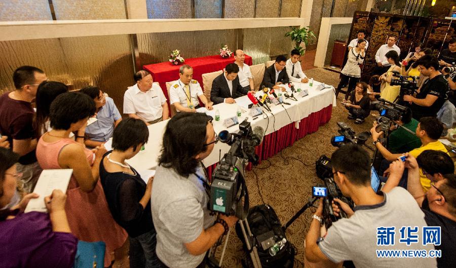 2013年9月15日 “海娜号”滞留游客安全抵京 9月15日,海航就“海娜号”事件在北京召开新闻发布会。当日,滞留在韩国济州港的中国邮轮“海娜号”上的游客陆续回国。 新华社记者 张宇 摄