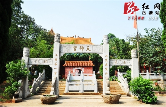 感受道教文化 岳塘新闻网网友采风天师宫（图）