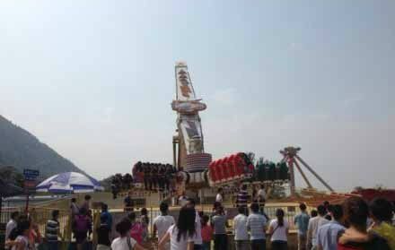 西安游乐设施运转中3名游客被甩落 1人伤情较重