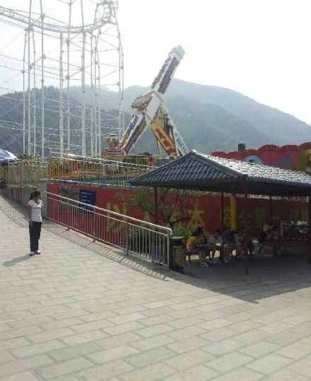 西安游乐设施运转中3名游客被甩落 1人伤情较重