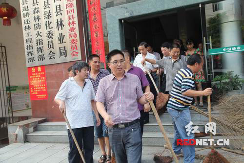 隆回县林业局干部职工上街扫卫生。